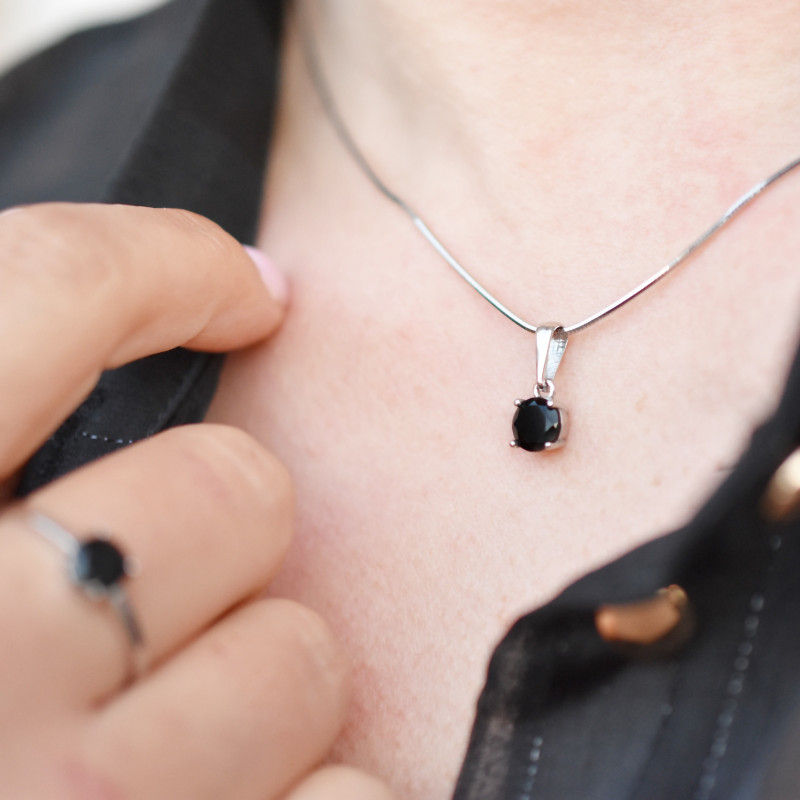 Přívěsek černý spinel